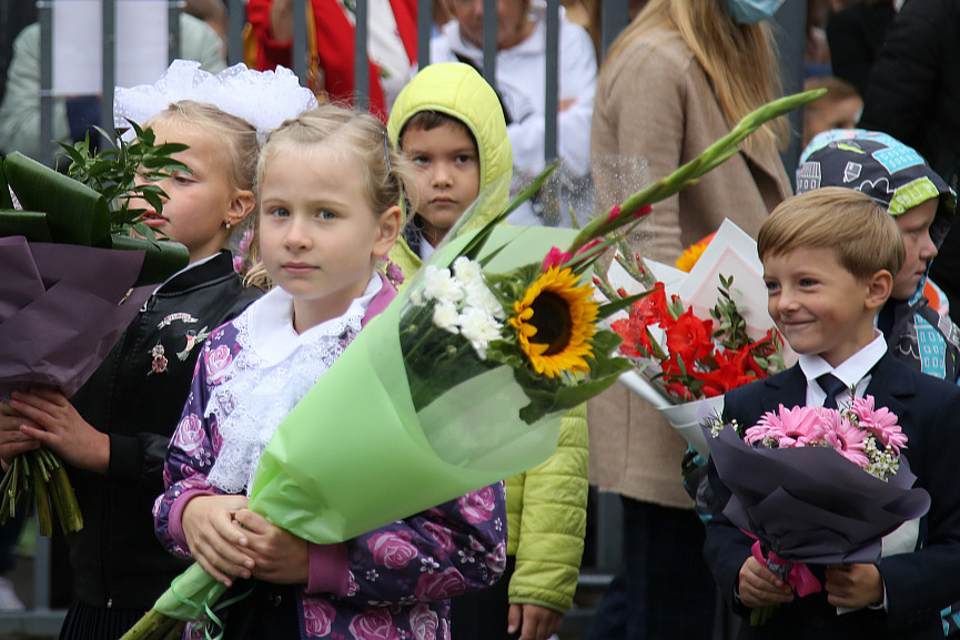 31 сентября. Цветы на 1 сентября. Школьник с цветами. Цветы учителю на 1 сентября. Школьники 1 сентября.