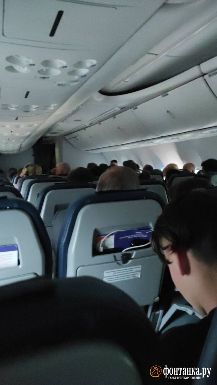 Пассажиров рейса Сочи — Петербург возвращают в аэропорт после часа на борту с мигающим светом
