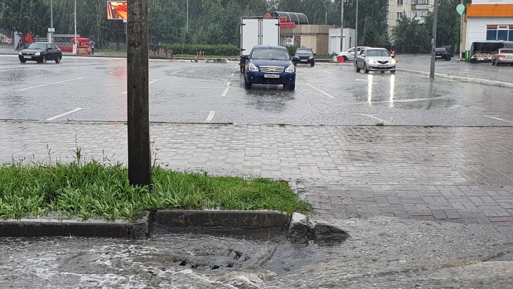 Курган заливает долгожданный дождь: фото и видео с улиц города