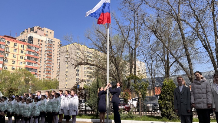 «Решили не ждать 1 сентября». В ростовской школе начали петь гимн России перед уроками
