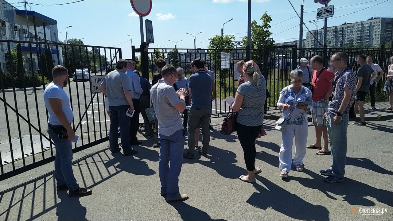 Водители жарятся за забором ГИБДД на Коммуны в ожидании разбора ДТП