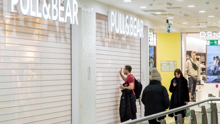 В Перми начали закрывать магазины зарубежных брендов. Фоторепортаж из опустевшего ТРК «Семья»