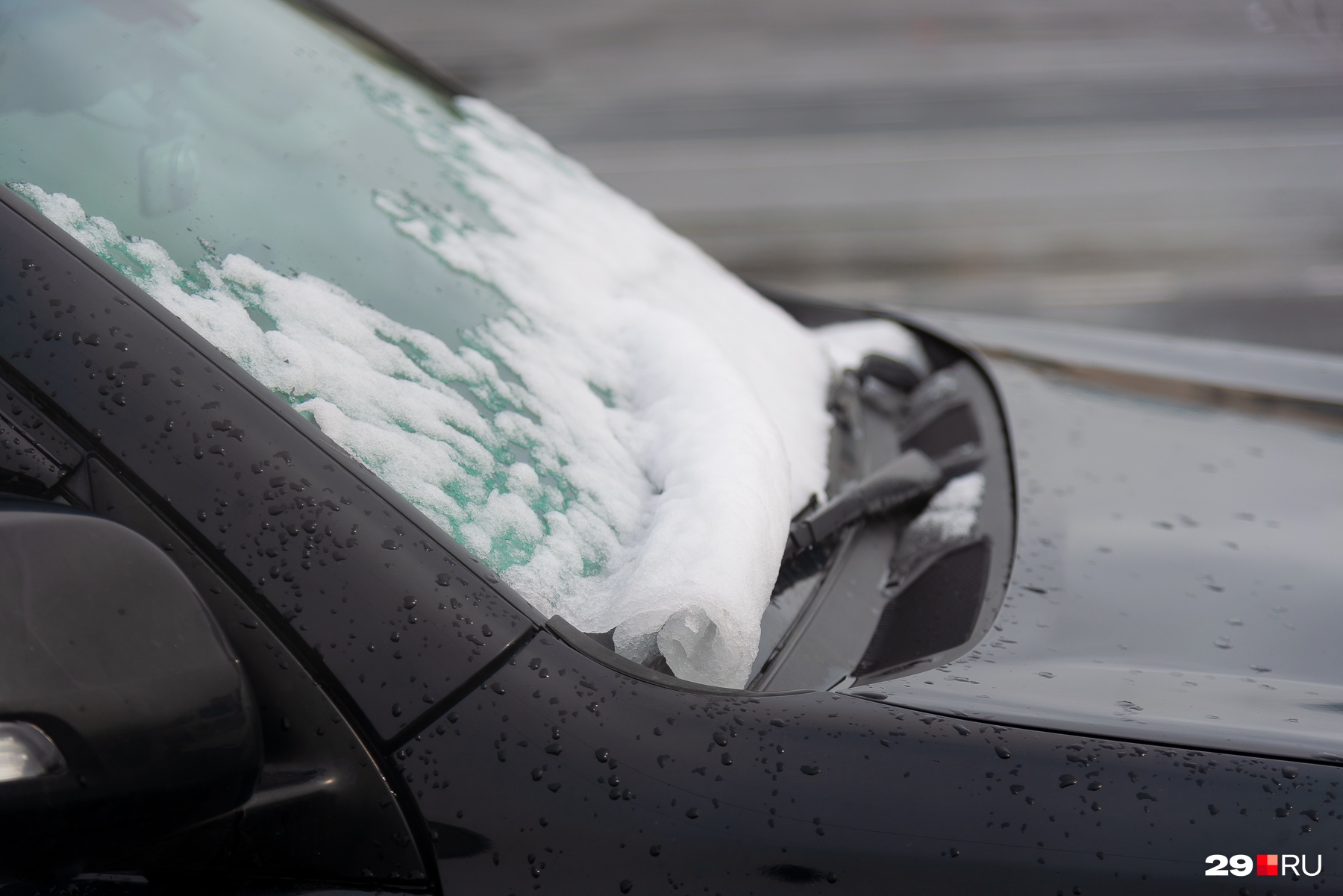 На этом авто снег сошел со стекла рулончиком