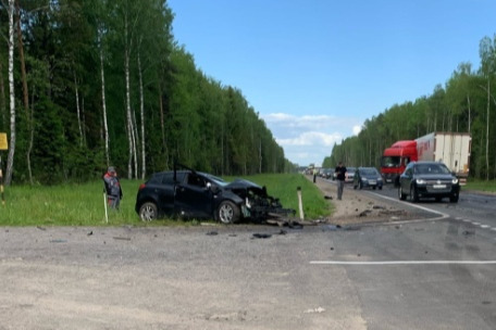 «Парень висел на ремне»: в лобовом ДТП с грузовиком в Ярославском районе погиб водитель легковушки