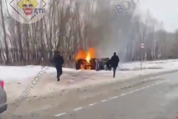 В салоне, по словам очевидцев, находились пять человек В салоне, по словам очевидцев, находились пять человек