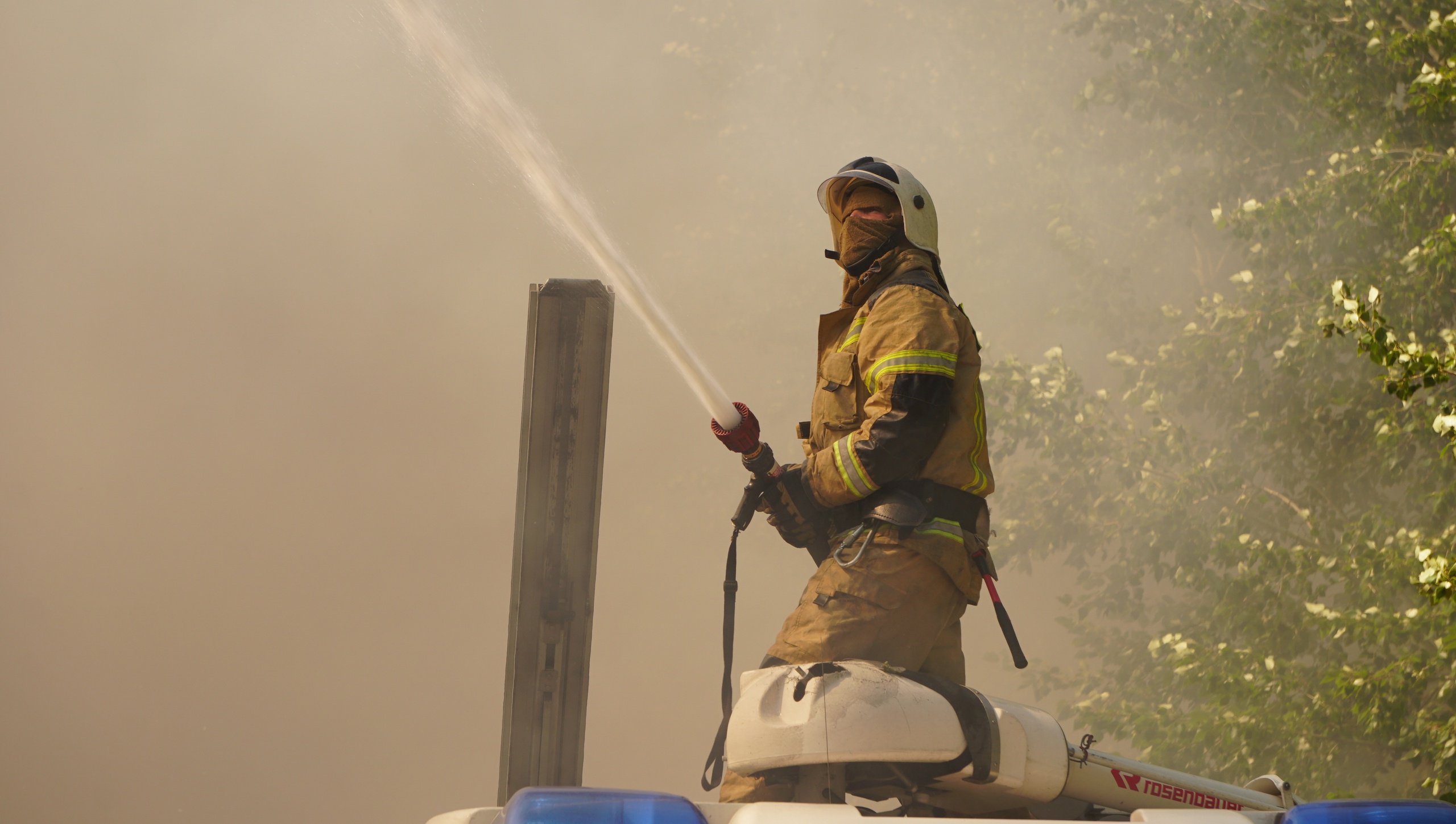 Многие задаются вопросом, как же пожарные дышат, когда вокруг дым. Вот и ответ — прикрывают рот и нос специальной маской. Или надевают кислородную