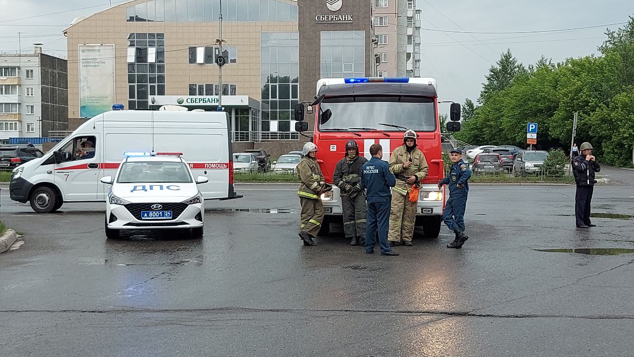 В красноярске проходит. Эвакуация. Автомобили спецслужб. Эвакуация города.