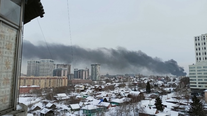 Дымом заволокло правобережье: бензовоз загорелся в Октябрьском районе Новосибирска (видео)
