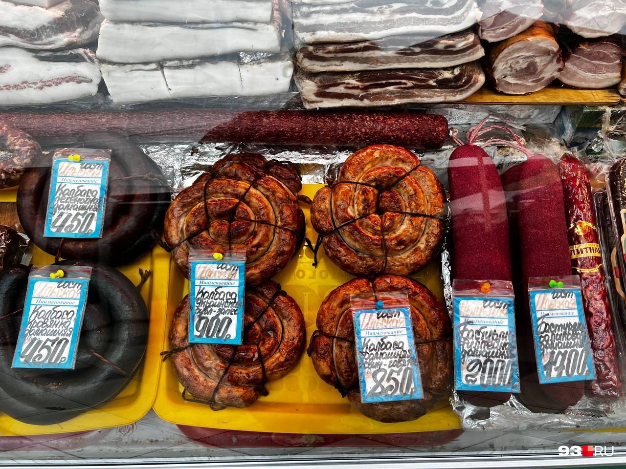 На рынке есть несколько точек с колбасой