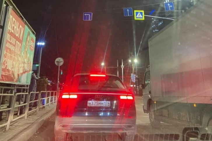 Автомобилисты уверены, что причина пробок — новая стрелка светофора на пересечении проспекта Победы с Молодогвардейцев Автомобилисты уверены, что причина пробок — новая стрелка светофора на пересечении проспекта Победы с Молодогвардейцев