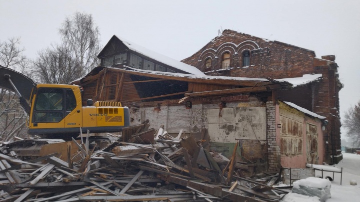 «Отдадут под частную застройку»: в Ярославской области сносят историческое здание, расположенное в заповедной территории