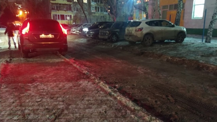 «Зацепила зеркалом и не остановилась!» Школьный тротуар в центре Екатеринбурга стал причиной скандала