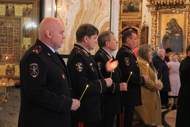 Евгений Полтавец вместе с коллегами на богослужении в честь памяти погибших сотрудников МВД в 2018 году