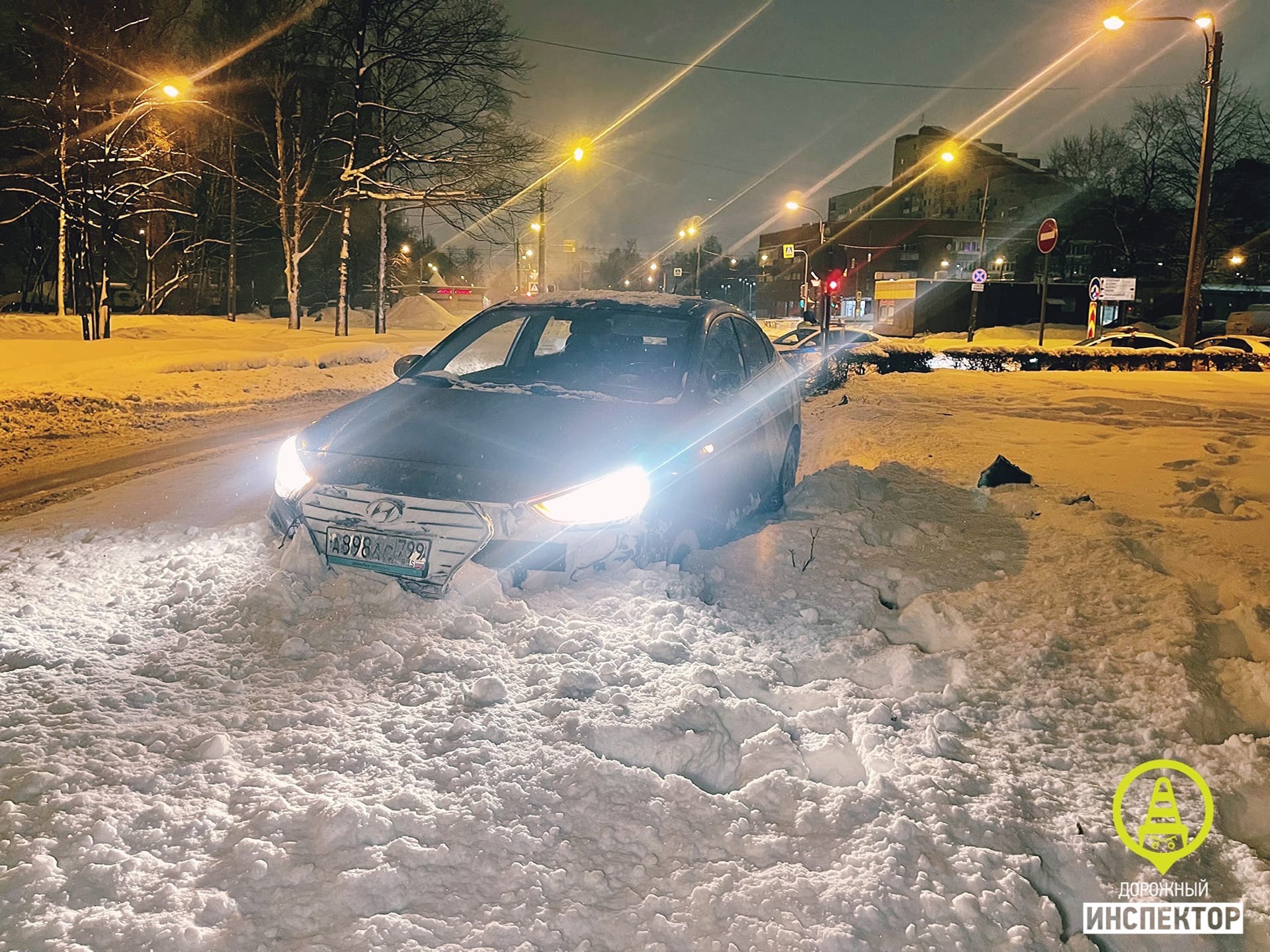 Пьяный водитель на каршеринге не смог удрать от полиции в Петербурге. На пути встали коварные сугробы