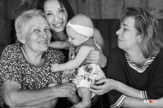 Четыре поколения семьи: от малышки Майи до ее прабабушки
