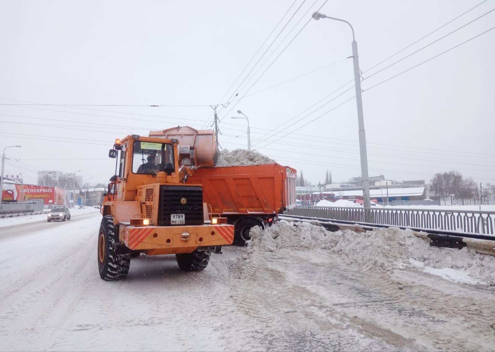 Снегоуборочная техника появилась на улицах города с самого утра Снегоуборочная техника появилась на улицах города с самого утра
