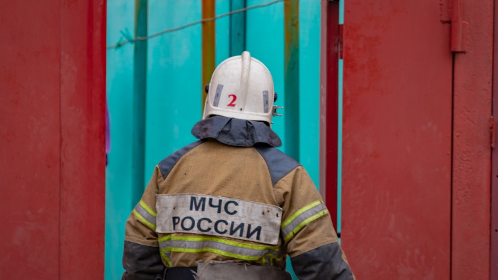 Трое пострадавших и 19 эвакуированных: пожар в жилом доме в Новокузнецке