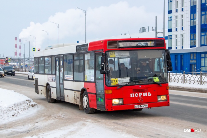Маршрут <nobr class="_">№ 823</nobr> сегодня должен был начать обслуживать новый перевозчик с новыми автобусами, однако пока всё без изменений