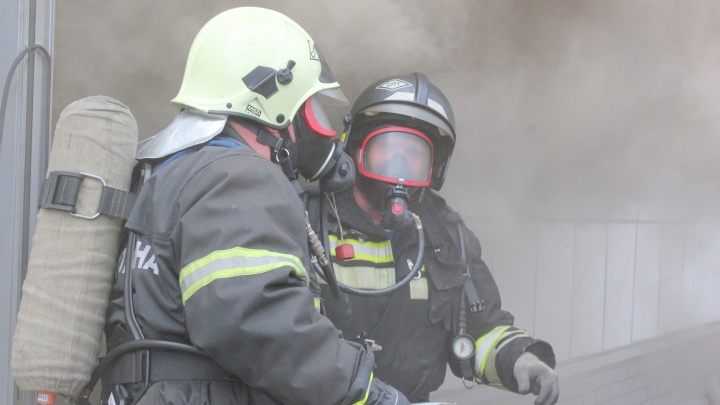 В Кемерове утром загорелась многоэтажка. Пожарные спасли 10 человек
