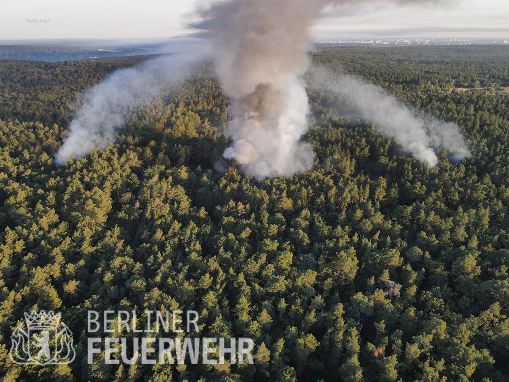 Под Берлином разрываются боеприпасы, горит лес
