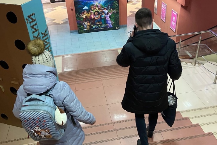 Девочку нашли в торговом центре Девочку нашли в торговом центре