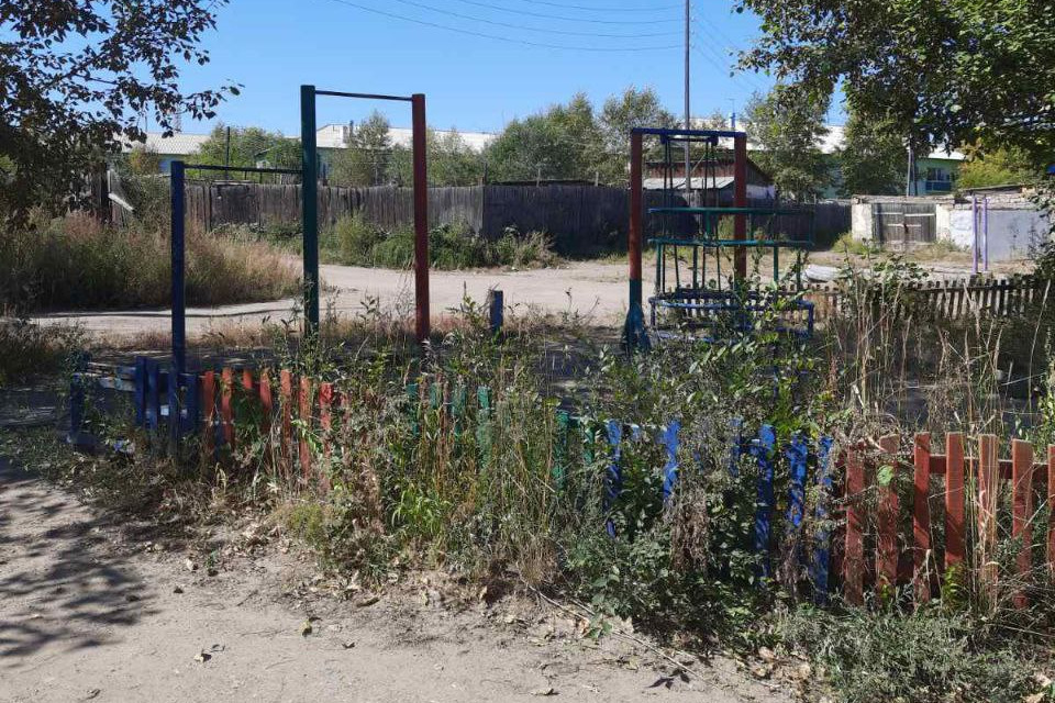 Жители Читы пожаловались на крайне запущенную детскую площадку
