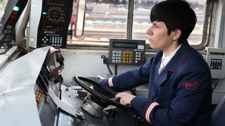 Женщины рулят: на Свердловской железной дороге им открыли путь в мужскую профессию