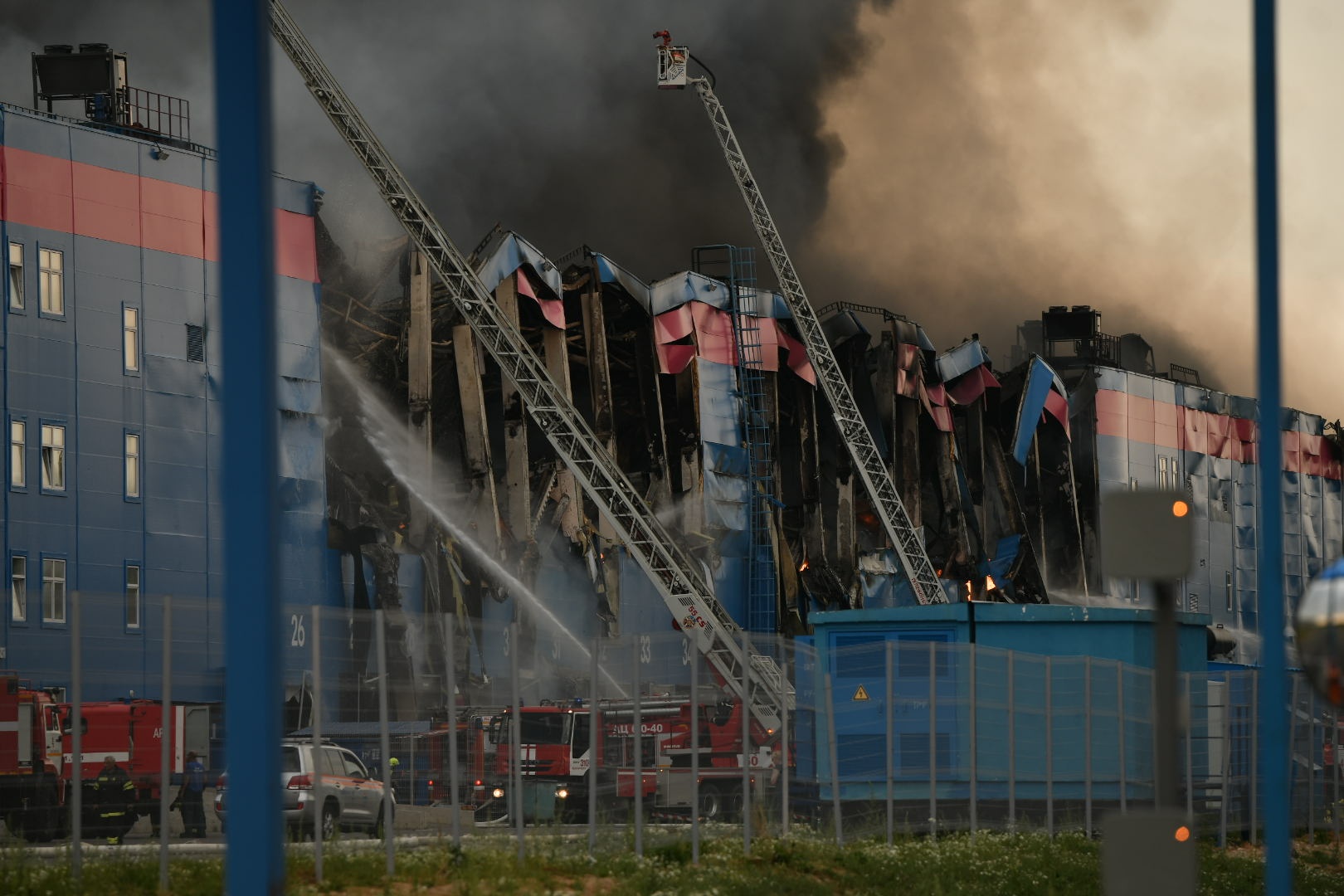 Часть стены сгоревшего распределительного центра Ozon обрушилась