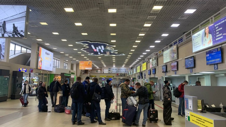 «Открываю глаза, а мы в Нижневартовске»: аэропорт Сургута снова закрывали из-за тумана