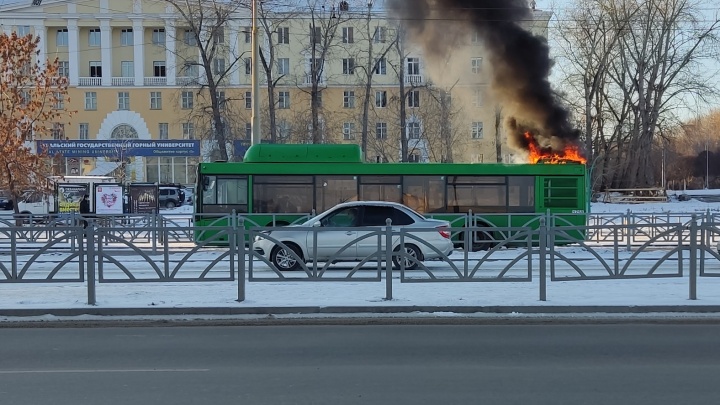 В центре Екатеринбурга загорелся автобус