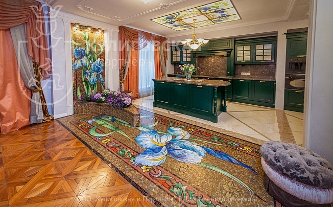 В Екатеринбурге за баснословные деньги продают роскошный коттедж с гигантской мозаикой