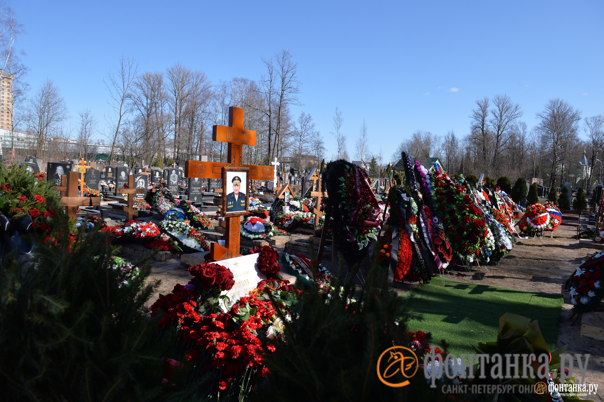 Похоронен в украине. Могилы погибших на Украине Серафимовское кладбище в СПБ.