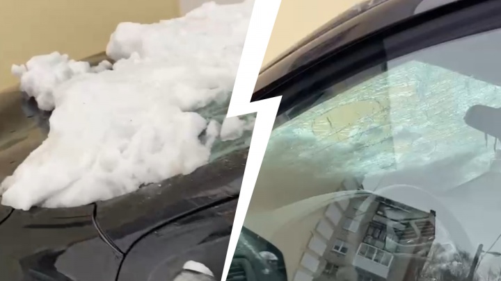 Лобовое разбито, капот помят: в Екатеринбурге с крыши дома на машину упал снег