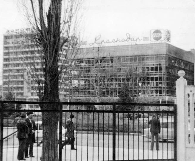Вид на обгоревший «Краснодар» 4 апреля 1982 года Вид на обгоревший «Краснодар» 4 апреля 1982 года