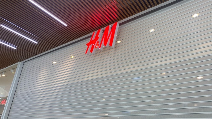 H&amp;M на время откроет магазины в России: что нам ответили в «Титан Арене»