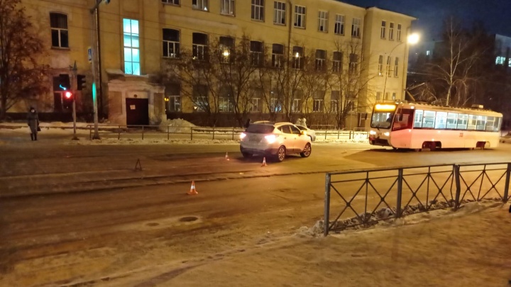 В центре Новосибирска Hyundai сбил 9-летнего мальчика — автомобиль ехал на красный