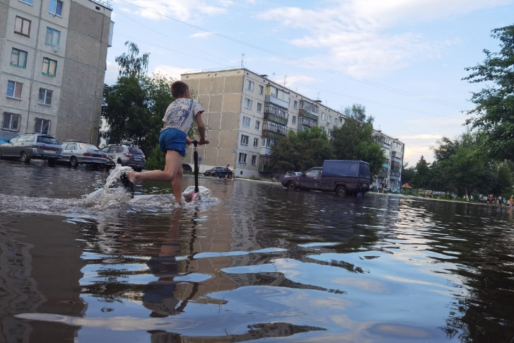 Из-за проблем с ливневкой у курганских детей появился свой мини-бассейн во дворе Из-за проблем с ливневкой у курганских детей появился свой мини-бассейн во дворе
