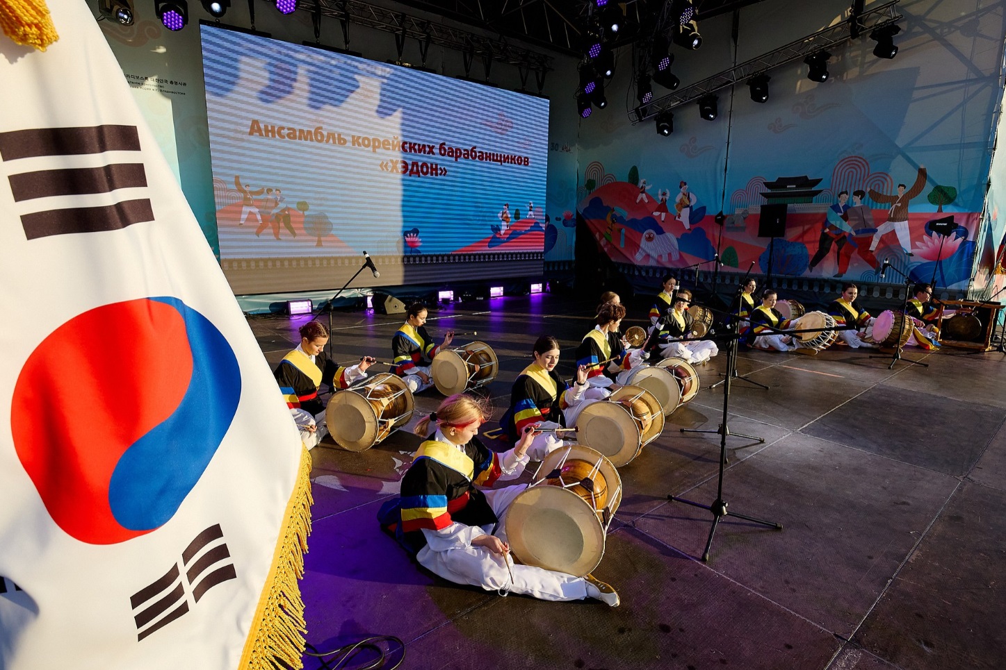 Выступление ансамбля корейских барабанщиков, в котором играют российские студенты