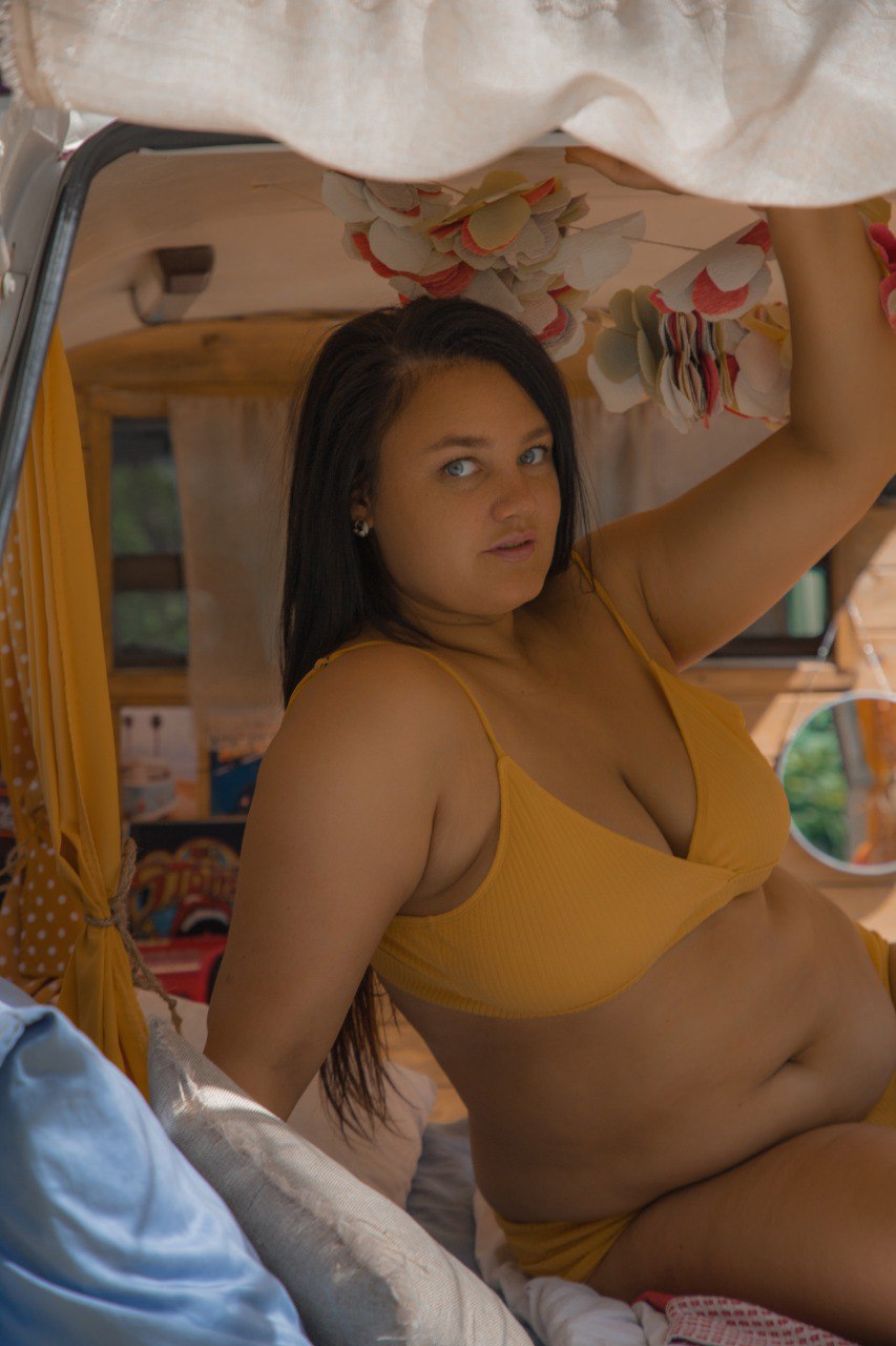 Модель plus-size и экс-полицейская из Екатеринбурга попала в конкурс журнал...