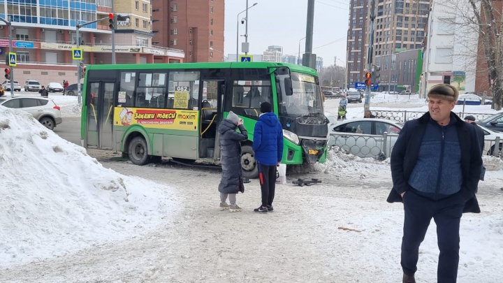 В Екатеринбурге пассажирский автобус столкнулся с легковушкой и протаранил столб