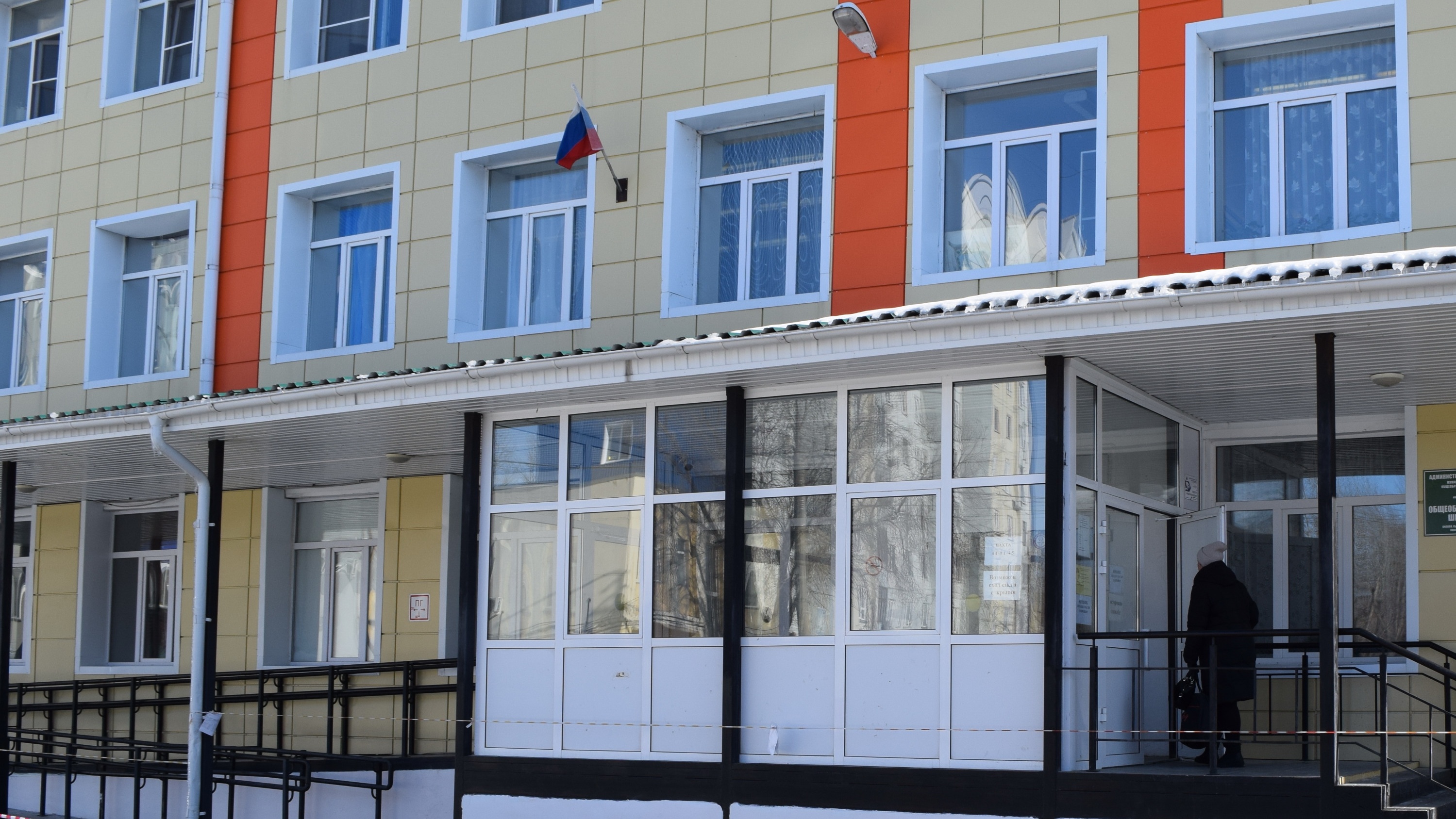 В Шадринске в школах на время учебы детей будут закрывать двери