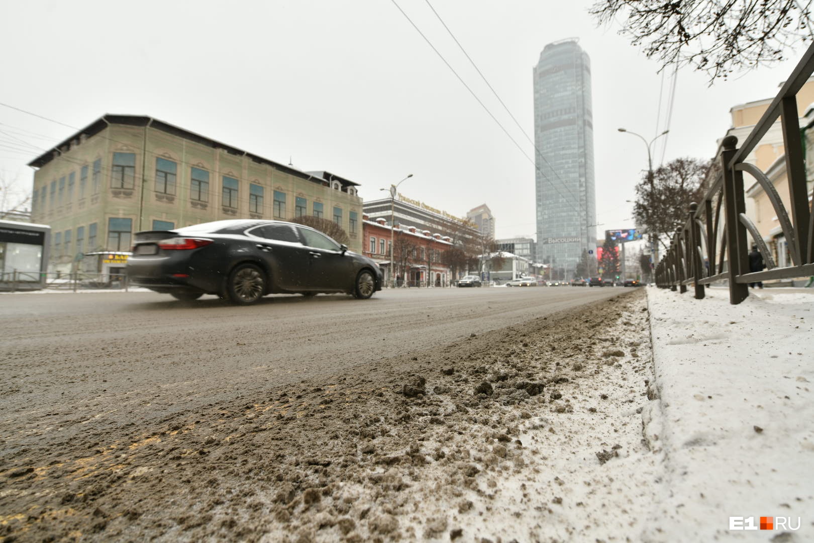 Привет, Грязьбург! Екатеринбург из-за оттепели утонул в серой снежной каше