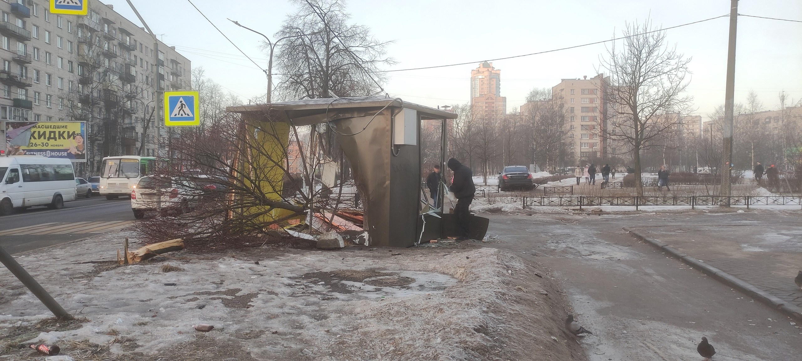 Водитель «Мерседеса», удирая от полиции, протаранил ларек, снес дерево и  забор на бульваре Новаторов | 14.03.2022 | Санкт-Петербург - БезФормата