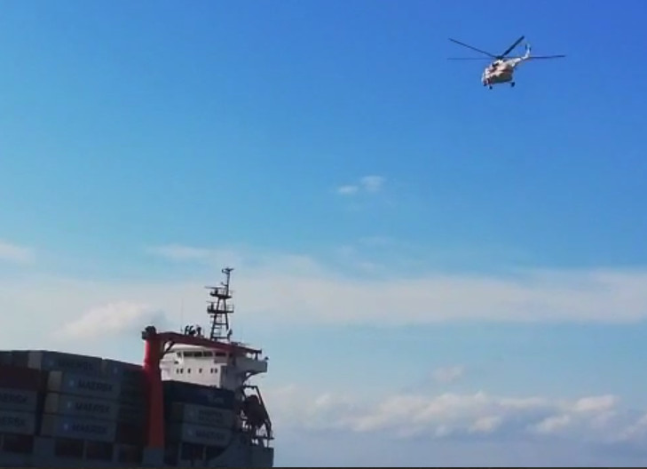 Экипаж переломившегося контейнеровоза в Приморье вывезли по воздуху, все они китайцы
