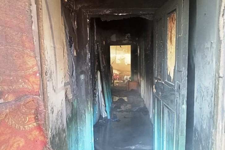 В момент пожара трехлетний мальчик находился в комнате общежития один