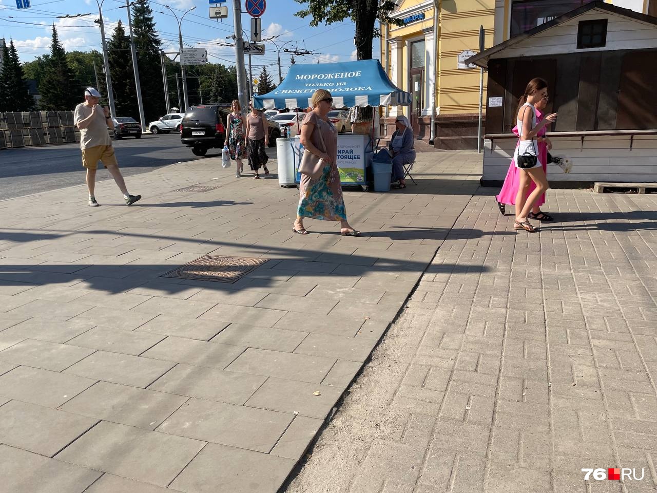 А это пересечение с улицей Кирова — плитка расположена на разных уровнях