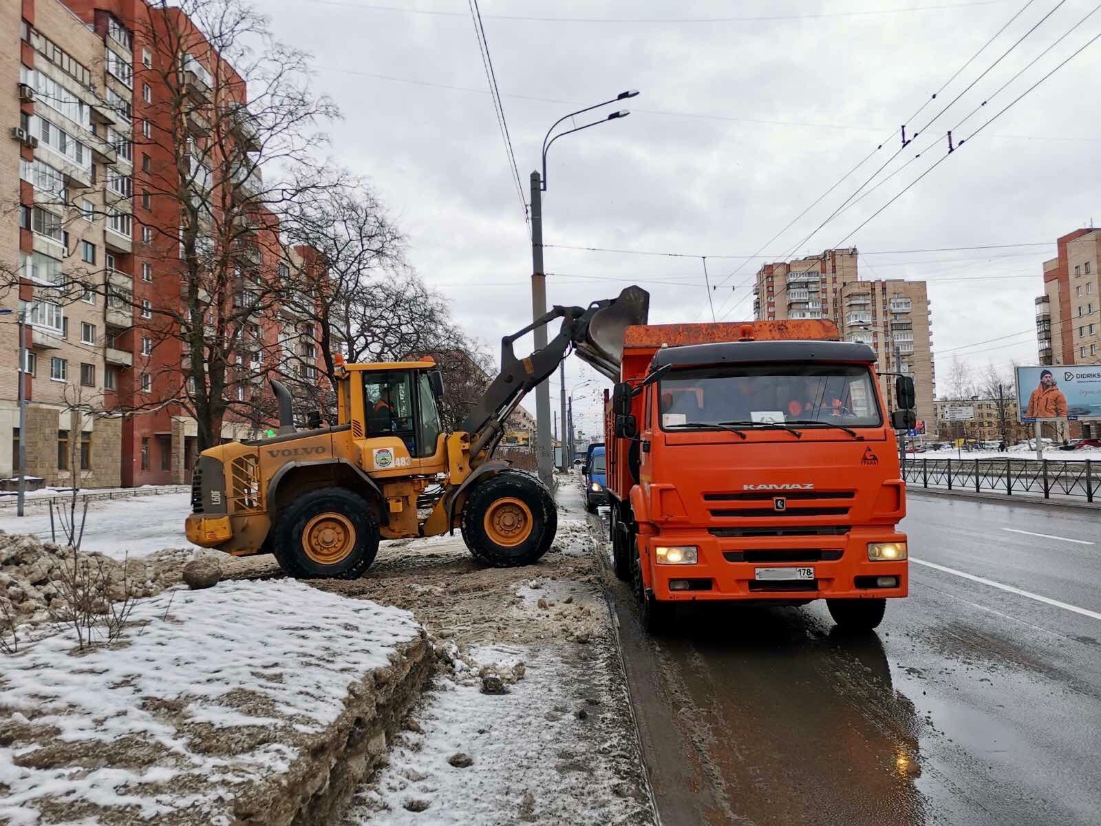 Весна близко: снег в Петербурге начали убирать не только с дорог, но и с  газонов | 21.02.2022 | Санкт-Петербург - БезФормата