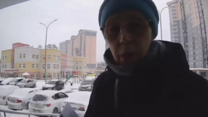 «Чтоб ты сдохла»: в Екатеринбурге сотрудница с квитанциями обматерила маленького ребенка по домофону