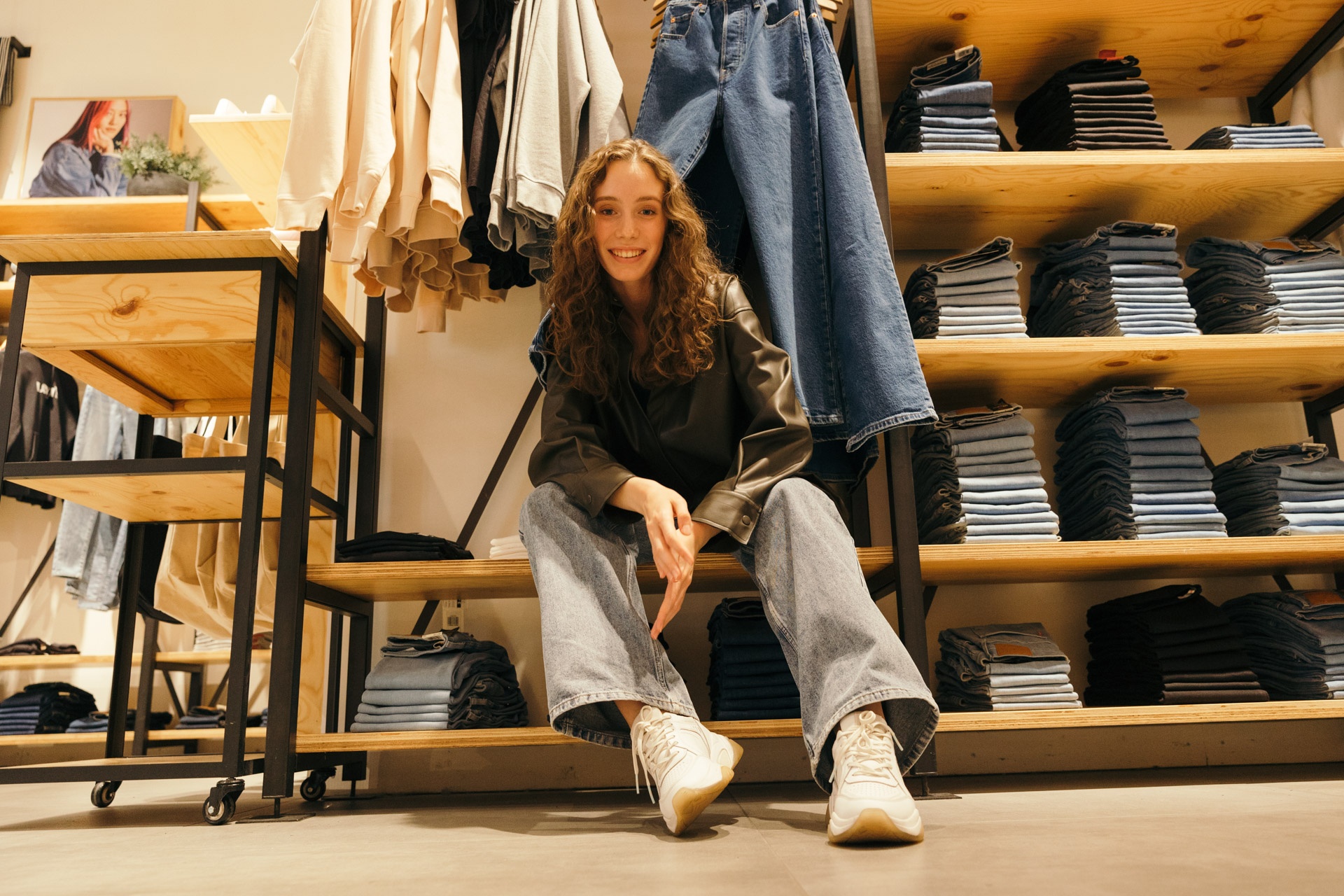 В салоне Levi’s можно купить не только джинсы, но и кеды В салоне Levi’s можно купить не только джинсы, но и кеды