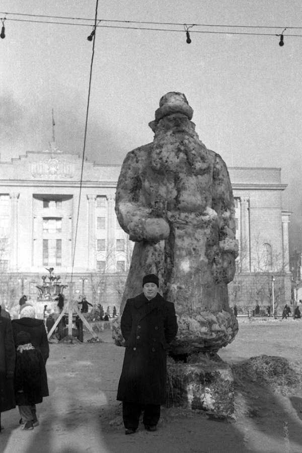 Снежные фигуры у центральной елки Красноярска стали появляться в <nobr class="_">1950-х</nobr> годах Снежные фигуры у центральной елки Красноярска стали появляться в <nobr class="_">1950-х</nobr> годах
